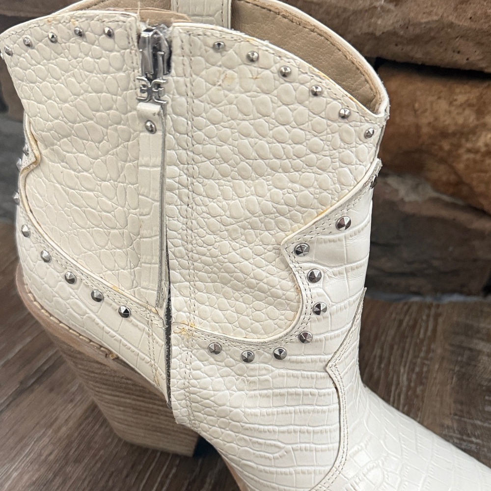 Sam Edelman, White Croc-Embossed Western Ankle Boots with Stud Details, 9.5 - Picture 5 of 11